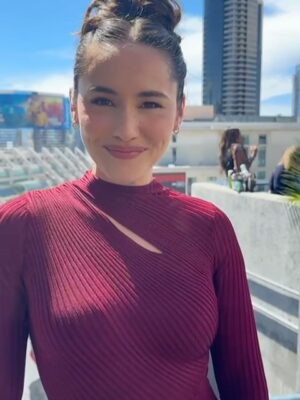 Christina Chong Instagram - What a rollercoaster weekend at San Diego Comic Con 😍

Makeup @scotiaboydmakeup 
Hair @creepycheekytiki 
Stylist @olgatimofejeva 

Dress @mrselfportrait 
Shoes @gianvitorossi 
Jewellery @saraheismanstudio

@startrek @paramountplus #startrek #strangenewworlds