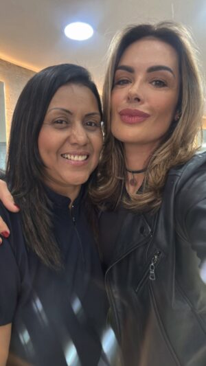 Christina Dieckmann Instagram - Hoy vine hacerme mis cariñitos para verme más bella en el Salón de Belleza @cheveuestilos.ccs quien me realizó el tinte de raíz mi querida amiga @karemstyle_ y quien me hizo un secado especatacular mi querido @angeltomasdiaz . Quiero agradecer a todos los del equipo de peluquería @cheveuestilos.ccs me encantó el color y el secado! Lo amé🥰🫶🏻

Es tan importante el cuidado personal, además de tu parte interna , tu espíritu! Amarte también es querer verte bien. No descuides el sentirse bonita siempre, no es solo espiritual, más de andentro te verás por fuera! No importa los momentos bajos de energía, por qué todos los tenemos… más si no dejes de sentirte bonita! Y eso suma los cuidados que des.

Cada día poco a poco, sanamos las heridas de la vida, y pretender que eres feliz, no es lo mismo que aplicarlo en cada segundo de tu vida, para sentirte feliz! Ser feliz es una decisión. Controlar la mente, controlar tus pensamientos, tus decisiones, tu temperamento, junto con tu personalidad. Para poder lidiar con el mundo exterior! Todos tenemos momentos negativos en nuestra mente y eso es lo que te puede enfermar, y si tu mente está en negativo, tu cuerpo empieza hablar, y allí es donde no puedes dejar llegar. 

Entonces vivir en armonía, paz y tranquilidad mental, es ser feliz y es la joya más valiosa que puedes tener en la vida! Calidad de vida, eso es ser multimillonario!  Verse bien y sentirte bien! 🙌🏻🤩🙏