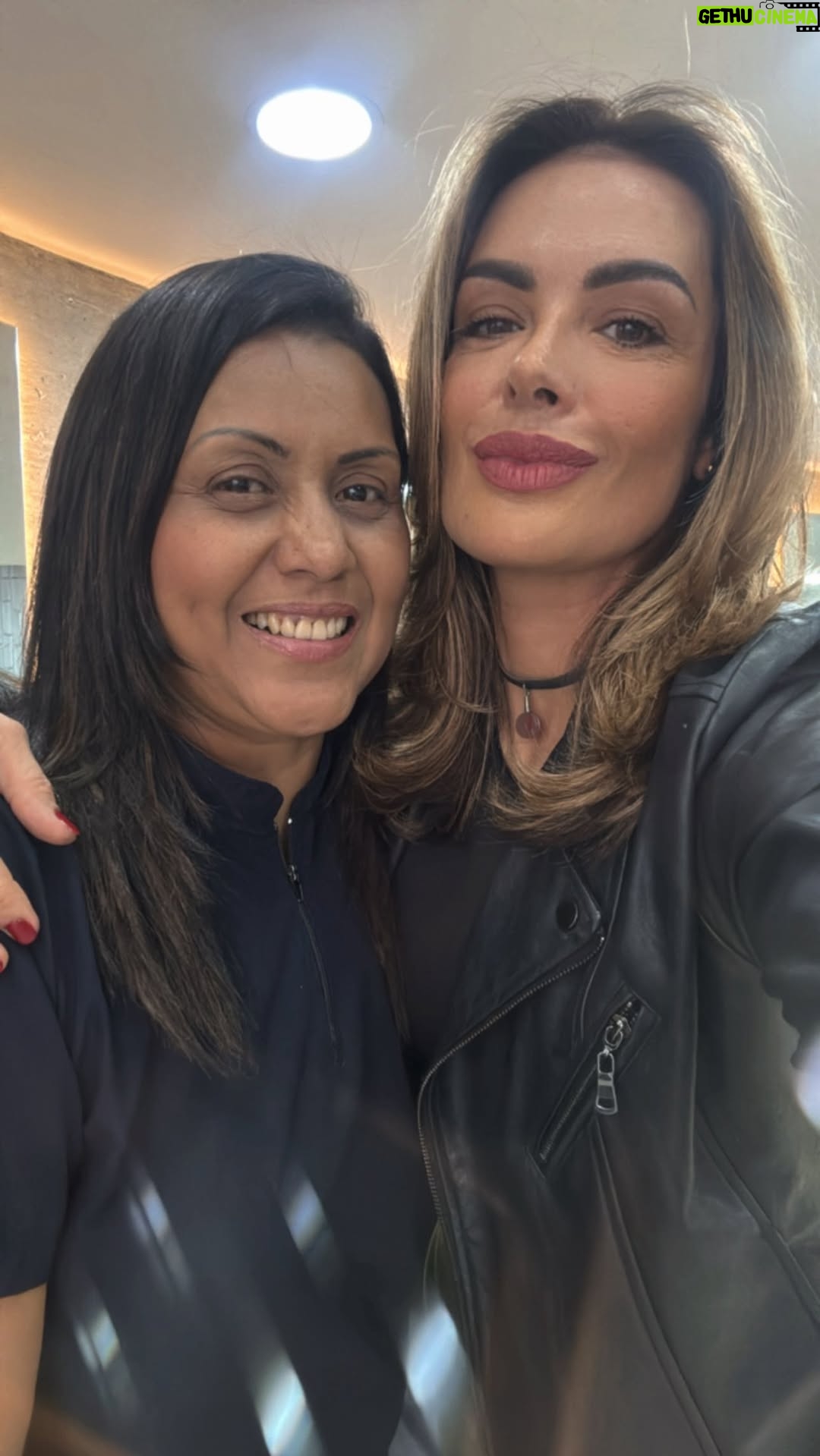 Christina Dieckmann - 486 Likes - Hoy vine hacerme mis cariñitos para verme más bella en el Salón de Belleza @cheveuestilos.ccs quien me realizó el tinte de raíz mi querida amiga @karemstyle_ y quien me hizo un secado especatacular mi querido @angeltomasdiaz . Quiero agradecer a todos los del equipo de peluquería @cheveuestilos.ccs me encantó el color y el secado! Lo amé🥰🫶🏻

Es tan importante el cuidado personal, además de tu parte interna , tu espíritu! Amarte también es querer verte bien. No descuides el sentirse bonita siempre, no es solo espiritual, más de andentro te verás por fuera! No importa los momentos bajos de energía, por qué todos los tenemos… más si no dejes de sentirte bonita! Y eso suma los cuidados que des.

Cada día poco a poco, sanamos las heridas de la vida, y pretender que eres feliz, no es lo mismo que aplicarlo en cada segundo de tu vida, para sentirte feliz! Ser feliz es una decisión. Controlar la mente, controlar tus pensamientos, tus decisiones, tu temperamento, junto con tu personalidad. Para poder lidiar con el mundo exterior! Todos tenemos momentos negativos en nuestra mente y eso es lo que te puede enfermar, y si tu mente está en negativo, tu cuerpo empieza hablar, y allí es donde no puedes dejar llegar. 

Entonces vivir en armonía, paz y tranquilidad mental, es ser feliz y es la joya más valiosa que puedes tener en la vida! Calidad de vida, eso es ser multimillonario!  Verse bien y sentirte bien! 🙌🏻🤩🙏