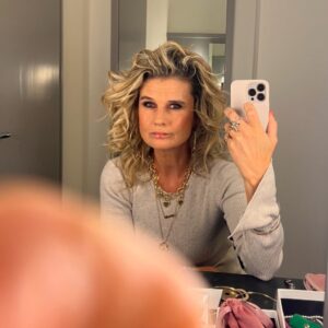 Christine Meltzer Instagram - EN endaste bild (hur är det möjligt) lyckades jag ta innan jag satte mig i studion hos Carina Bergfeldt.
Toppen tänkte jag när jag knäppte den.
Nu när den skulle läggas upp för å hojta om att jag gästar henne på SVT ikväll KL 21.00 så ser jag. 
Ett finger. Mitt eget. Mitt i bilden.
Vilken jäkla skitfotograf jag är. 
Ja ja ändå nåt.
Får väl se det som att man alltid vill ha ett finger med i spelet. Så att säääga. 
TACK att jag fick komma.
Å prata om sånt som är lite ditt å datt och också om sånt som jag tycker är viktigt. 
Att vi duger.
Både du och jag.
Alltid.
PUSS❤️

(å Swipea för proffsbilder!)