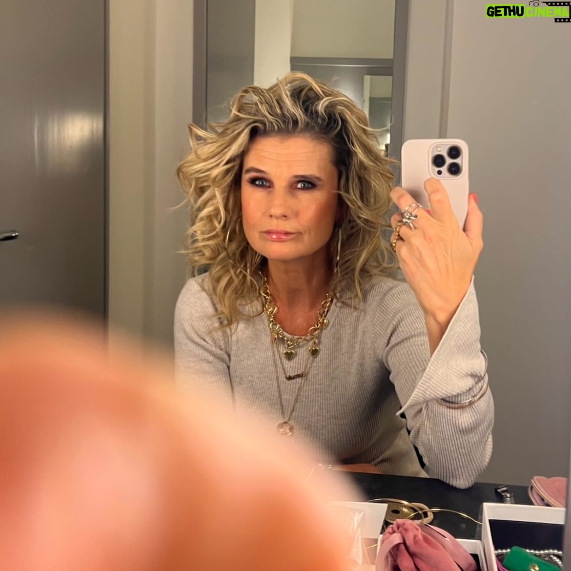 Christine Meltzer - 11.8K Likes - EN endaste bild (hur är det möjligt) lyckades jag ta innan jag satte mig i studion hos Carina Bergfeldt.
Toppen tänkte jag när jag knäppte den.
Nu när den skulle läggas upp för å hojta om att jag gästar henne på SVT ikväll KL 21.00 så ser jag. 
Ett finger. Mitt eget. Mitt i bilden.
Vilken jäkla skitfotograf jag är. 
Ja ja ändå nåt.
Får väl se det som att man alltid vill ha ett finger med i spelet. Så att säääga. 
TACK att jag fick komma.
Å prata om sånt som är lite ditt å datt och också om sånt som jag tycker är viktigt. 
Att vi duger.
Både du och jag.
Alltid.
PUSS❤️

(å Swipea för proffsbilder!)