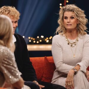 Christine Meltzer Instagram - EN endaste bild (hur är det möjligt) lyckades jag ta innan jag satte mig i studion hos Carina Bergfeldt.
Toppen tänkte jag när jag knäppte den.
Nu när den skulle läggas upp för å hojta om att jag gästar henne på SVT ikväll KL 21.00 så ser jag. 
Ett finger. Mitt eget. Mitt i bilden.
Vilken jäkla skitfotograf jag är. 
Ja ja ändå nåt.
Får väl se det som att man alltid vill ha ett finger med i spelet. Så att säääga. 
TACK att jag fick komma.
Å prata om sånt som är lite ditt å datt och också om sånt som jag tycker är viktigt. 
Att vi duger.
Både du och jag.
Alltid.
PUSS❤️

(å Swipea för proffsbilder!)