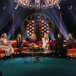 Christine Meltzer Instagram - EN endaste bild (hur är det möjligt) lyckades jag ta innan jag satte mig i studion hos Carina Bergfeldt.
Toppen tänkte jag när jag knäppte den.
Nu när den skulle läggas upp för å hojta om att jag gästar henne på SVT ikväll KL 21.00 så ser jag. 
Ett finger. Mitt eget. Mitt i bilden.
Vilken jäkla skitfotograf jag är. 
Ja ja ändå nåt.
Får väl se det som att man alltid vill ha ett finger med i spelet. Så att säääga. 
TACK att jag fick komma.
Å prata om sånt som är lite ditt å datt och också om sånt som jag tycker är viktigt. 
Att vi duger.
Både du och jag.
Alltid.
PUSS❤️

(å Swipea för proffsbilder!)