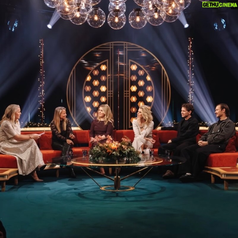 Christine Meltzer - 11.8K Likes - EN endaste bild (hur är det möjligt) lyckades jag ta innan jag satte mig i studion hos Carina Bergfeldt.
Toppen tänkte jag när jag knäppte den.
Nu när den skulle läggas upp för å hojta om att jag gästar henne på SVT ikväll KL 21.00 så ser jag. 
Ett finger. Mitt eget. Mitt i bilden.
Vilken jäkla skitfotograf jag är. 
Ja ja ändå nåt.
Får väl se det som att man alltid vill ha ett finger med i spelet. Så att säääga. 
TACK att jag fick komma.
Å prata om sånt som är lite ditt å datt och också om sånt som jag tycker är viktigt. 
Att vi duger.
Både du och jag.
Alltid.
PUSS❤️

(å Swipea för proffsbilder!)