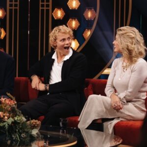 Christine Meltzer Instagram - EN endaste bild (hur är det möjligt) lyckades jag ta innan jag satte mig i studion hos Carina Bergfeldt.
Toppen tänkte jag när jag knäppte den.
Nu när den skulle läggas upp för å hojta om att jag gästar henne på SVT ikväll KL 21.00 så ser jag. 
Ett finger. Mitt eget. Mitt i bilden.
Vilken jäkla skitfotograf jag är. 
Ja ja ändå nåt.
Får väl se det som att man alltid vill ha ett finger med i spelet. Så att säääga. 
TACK att jag fick komma.
Å prata om sånt som är lite ditt å datt och också om sånt som jag tycker är viktigt. 
Att vi duger.
Både du och jag.
Alltid.
PUSS❤️

(å Swipea för proffsbilder!)