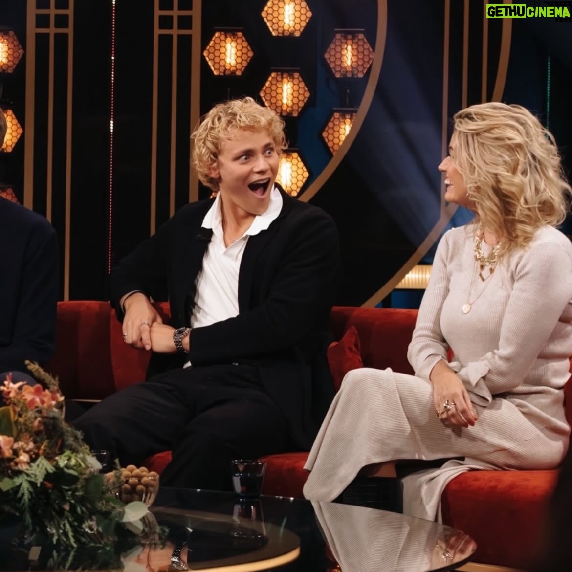 Christine Meltzer - 11.8K Likes - EN endaste bild (hur är det möjligt) lyckades jag ta innan jag satte mig i studion hos Carina Bergfeldt.
Toppen tänkte jag när jag knäppte den.
Nu när den skulle läggas upp för å hojta om att jag gästar henne på SVT ikväll KL 21.00 så ser jag. 
Ett finger. Mitt eget. Mitt i bilden.
Vilken jäkla skitfotograf jag är. 
Ja ja ändå nåt.
Får väl se det som att man alltid vill ha ett finger med i spelet. Så att säääga. 
TACK att jag fick komma.
Å prata om sånt som är lite ditt å datt och också om sånt som jag tycker är viktigt. 
Att vi duger.
Både du och jag.
Alltid.
PUSS❤️

(å Swipea för proffsbilder!)
