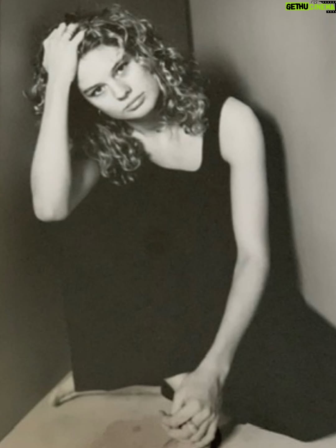 Christine Meltzer - 6.9K Likes - Denna bild är på pricken tagen för 30 år sen! 
Jag var 21 år. 
Idag är det min födelsedag så feel free å räkna ut hur mycket jag fyller. 
Gick på teaterskola å tyckte bilden kändes cool å dramatisk.
Åren går så numer är jag nog inte lika dramatisk.
But still coooool.
Eller så är det tvärtom. 
Hursom är jag lika glad å tacksam för varenda nytt år jag får ❤️
TUUUUT🥳

PUSS på er alla gullbubblor ❤️🎈🎈