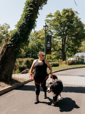 Christine Morency Instagram - C’est vraiment PAS FACILE avoir un chien. 

Encore moins quand t’es seule pour tout gérer.
Y’a des jours où je suis complètement dépassée, sincèrement à boutte.

Mais je reviendrais pas en arrière. Anyways, je peux pas. Quand je m’engage, je m’engage.
Pis aussi, parce qu’en quelques mois, il a changé ma vie… et je pense que souvent, c’est pour le mieux.

Un exemple frappant ; je ne pensais jamais être une personne qui aime marcher.
Turns out que finalement, ça me fait autant de bien à moi qu’à lui. 

On est pas encore les meilleurs amis du monde, même après un an. Je l’aime, mais c’est encore très challengeant tout ça. 

On s’apprivoise encore, jour après jour.

Cet amour inconditionnel, je sens que ça va venir. 
Je m’attendais à ce que ce soit fusionnel, instantané. 
Mais non. Pis réaliser ça, ça m’oblige à être douce envers moi-même pis j’haïs pas ça du tout.

À toutes celles qui gèrent seules : CHAPEAU! 🙌

Cr*ss qu’on est fortes! 💪 

🖤🤍🤎

📸 : @cathylessardphoto