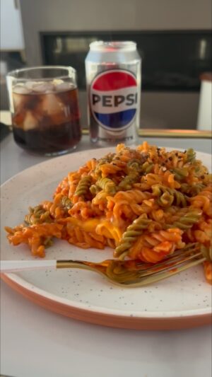 Christine Morency Instagram - WHAT I EAT POUR SOUPER! 😅

Spécial nostalgie de la rentrée.

Une recette de « lasagne » version « j’t’aux études pis j’ai pas une estie de cenne ».

BON APPÉTIT PIS BONNE RENTRÉE! 🥳