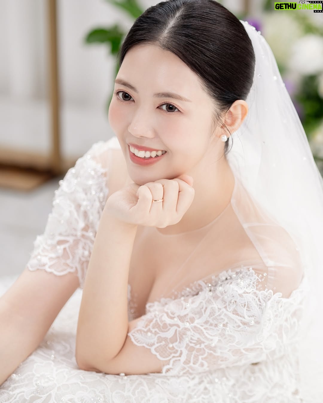 Chung Yoon-hye - 1.3K Likes - 결혼식 사진을 받았어요 ❤️
축하해주신 많은분들께 감사드리며 행복하게 잘 살겠습니다

🤵🏻 @jambro8686
H/M @moon.cw_ @makeup_u_jini
Dress @houseofamy_official 
Hanbok @hanboklynn 
Video @yourbroad 
Photo @ean_yoo 
Flower @_soffitto