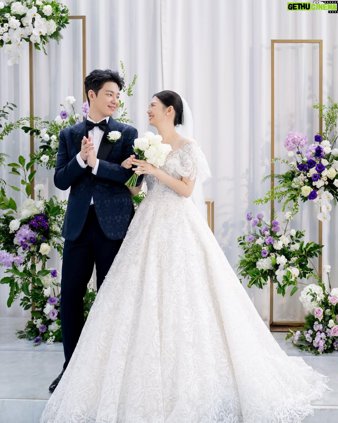Chung Yoon-hye - 1.3K Likes - 결혼식 사진을 받았어요 ❤️
축하해주신 많은분들께 감사드리며 행복하게 잘 살겠습니다

🤵🏻 @jambro8686
H/M @moon.cw_ @makeup_u_jini
Dress @houseofamy_official 
Hanbok @hanboklynn 
Video @yourbroad 
Photo @ean_yoo 
Flower @_soffitto