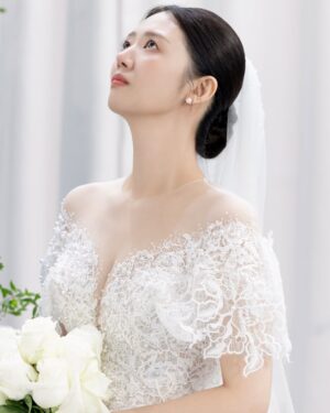 Chung Yoon-hye Instagram - 결혼식 사진을 받았어요 ❤️
축하해주신 많은분들께 감사드리며 행복하게 잘 살겠습니다

🤵🏻 @jambro8686
H/M @moon.cw_ @makeup_u_jini
Dress @houseofamy_official 
Hanbok @hanboklynn 
Video @yourbroad 
Photo @ean_yoo 
Flower @_soffitto