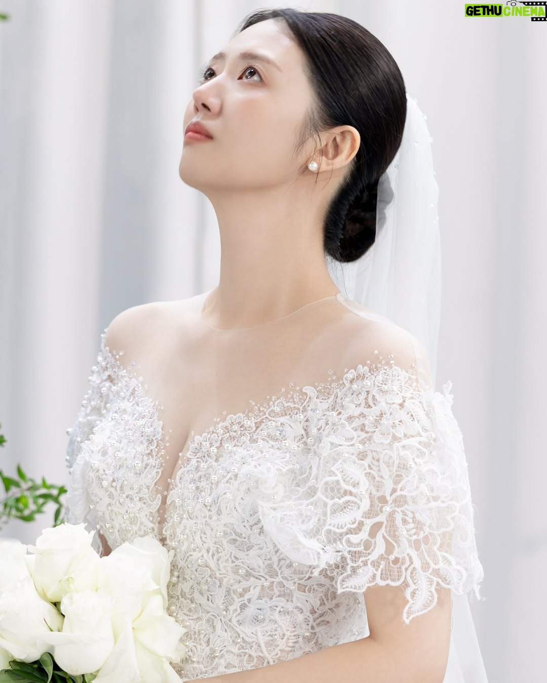 Chung Yoon-hye - 1.3K Likes - 결혼식 사진을 받았어요 ❤️
축하해주신 많은분들께 감사드리며 행복하게 잘 살겠습니다

🤵🏻 @jambro8686
H/M @moon.cw_ @makeup_u_jini
Dress @houseofamy_official 
Hanbok @hanboklynn 
Video @yourbroad 
Photo @ean_yoo 
Flower @_soffitto
