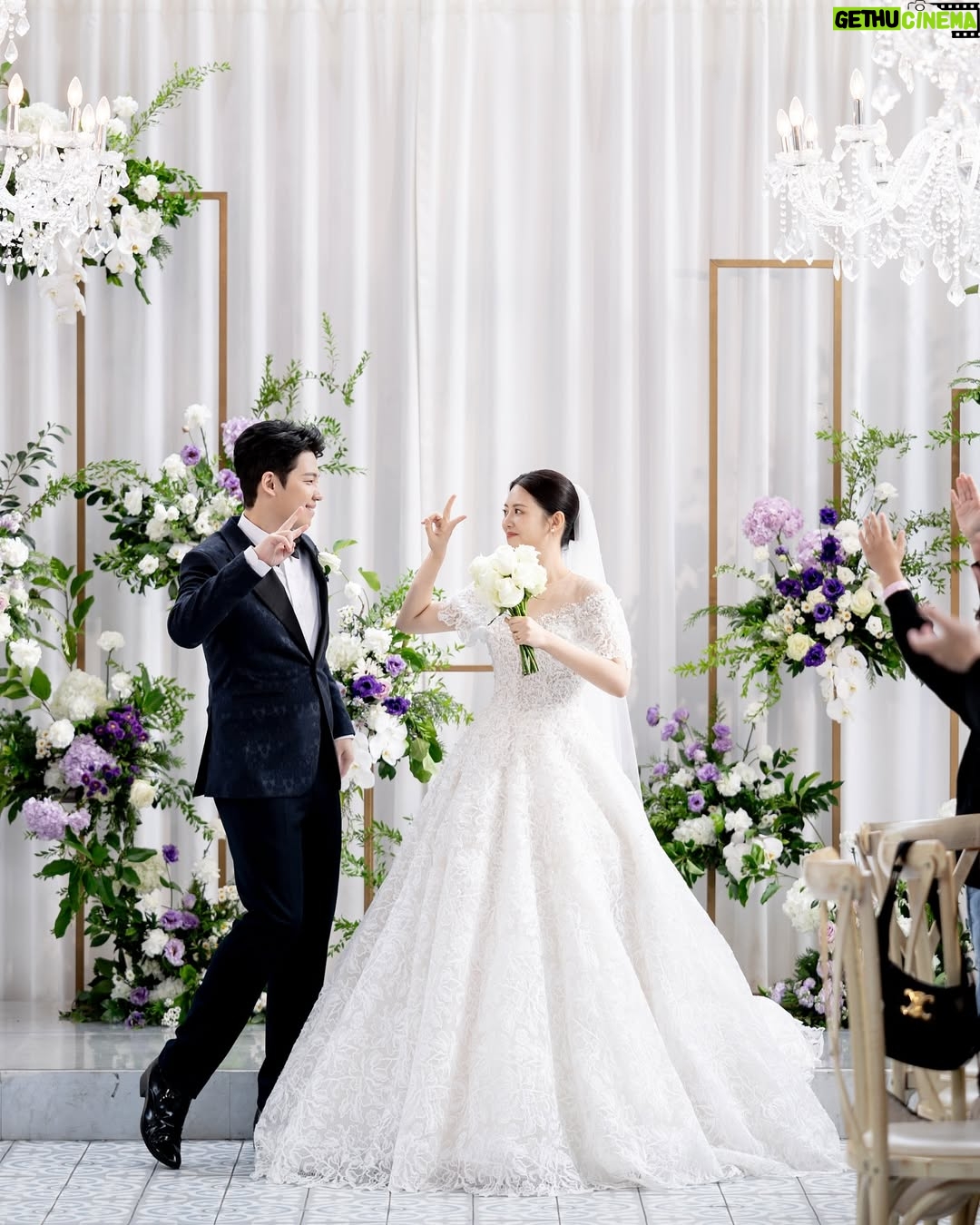 Chung Yoon-hye - 1.3K Likes - 결혼식 사진을 받았어요 ❤️
축하해주신 많은분들께 감사드리며 행복하게 잘 살겠습니다

🤵🏻 @jambro8686
H/M @moon.cw_ @makeup_u_jini
Dress @houseofamy_official 
Hanbok @hanboklynn 
Video @yourbroad 
Photo @ean_yoo 
Flower @_soffitto