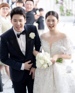 Chung Yoon-hye Instagram - 결혼식 사진을 받았어요 ❤️
축하해주신 많은분들께 감사드리며 행복하게 잘 살겠습니다

🤵🏻 @jambro8686
H/M @moon.cw_ @makeup_u_jini
Dress @houseofamy_official 
Hanbok @hanboklynn 
Video @yourbroad 
Photo @ean_yoo 
Flower @_soffitto