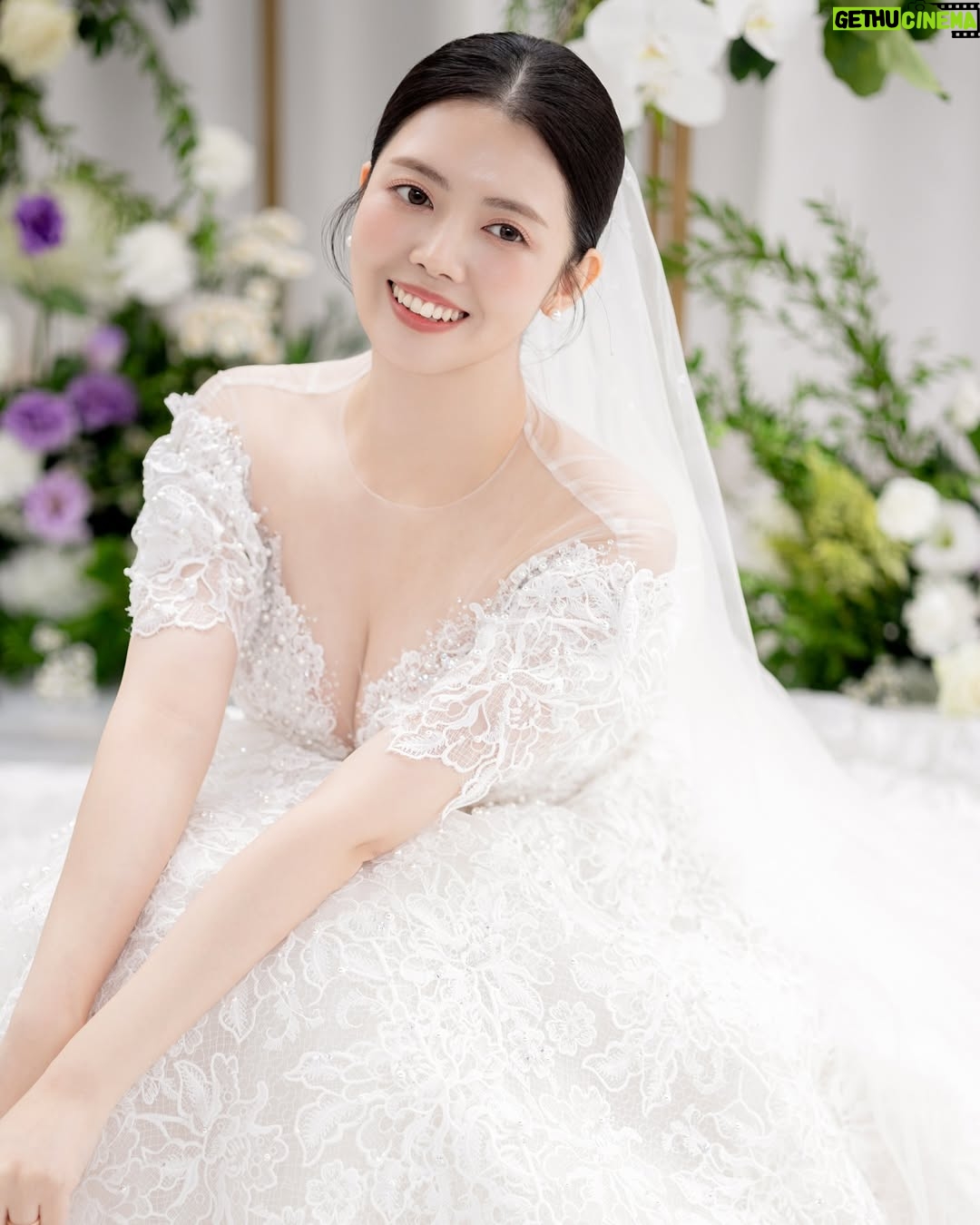 Chung Yoon-hye - 1.3K Likes - 결혼식 사진을 받았어요 ❤️
축하해주신 많은분들께 감사드리며 행복하게 잘 살겠습니다

🤵🏻 @jambro8686
H/M @moon.cw_ @makeup_u_jini
Dress @houseofamy_official 
Hanbok @hanboklynn 
Video @yourbroad 
Photo @ean_yoo 
Flower @_soffitto