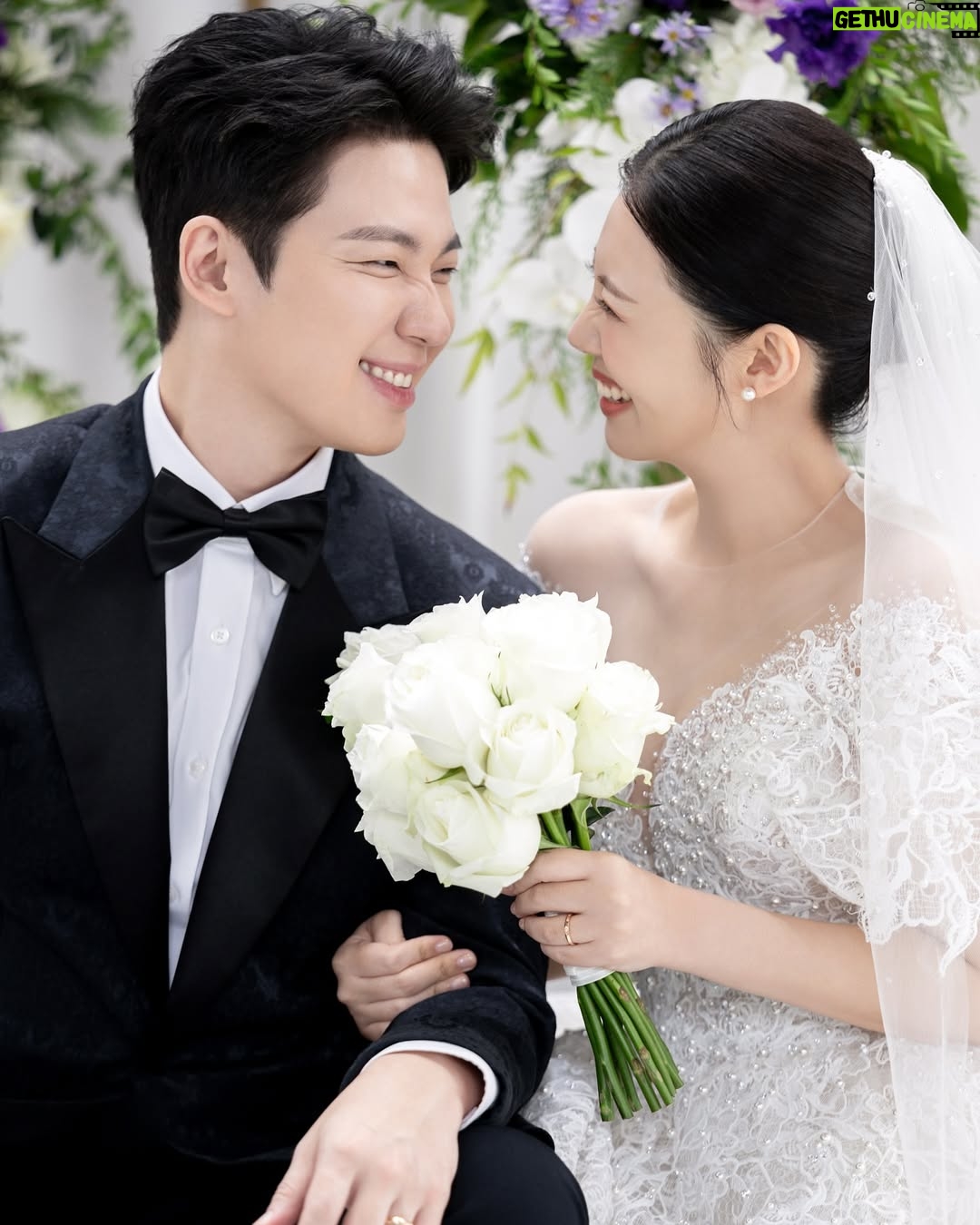 Chung Yoon-hye - 1.3K Likes - 결혼식 사진을 받았어요 ❤️
축하해주신 많은분들께 감사드리며 행복하게 잘 살겠습니다

🤵🏻 @jambro8686
H/M @moon.cw_ @makeup_u_jini
Dress @houseofamy_official 
Hanbok @hanboklynn 
Video @yourbroad 
Photo @ean_yoo 
Flower @_soffitto