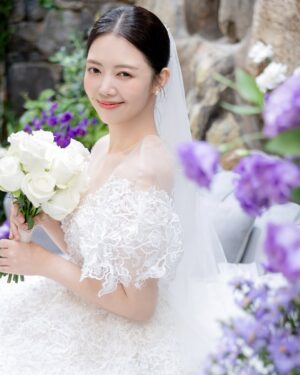 Chung Yoon-hye Instagram - 결혼식 사진을 받았어요 ❤️
축하해주신 많은분들께 감사드리며 행복하게 잘 살겠습니다

🤵🏻 @jambro8686
H/M @moon.cw_ @makeup_u_jini
Dress @houseofamy_official 
Hanbok @hanboklynn 
Video @yourbroad 
Photo @ean_yoo 
Flower @_soffitto