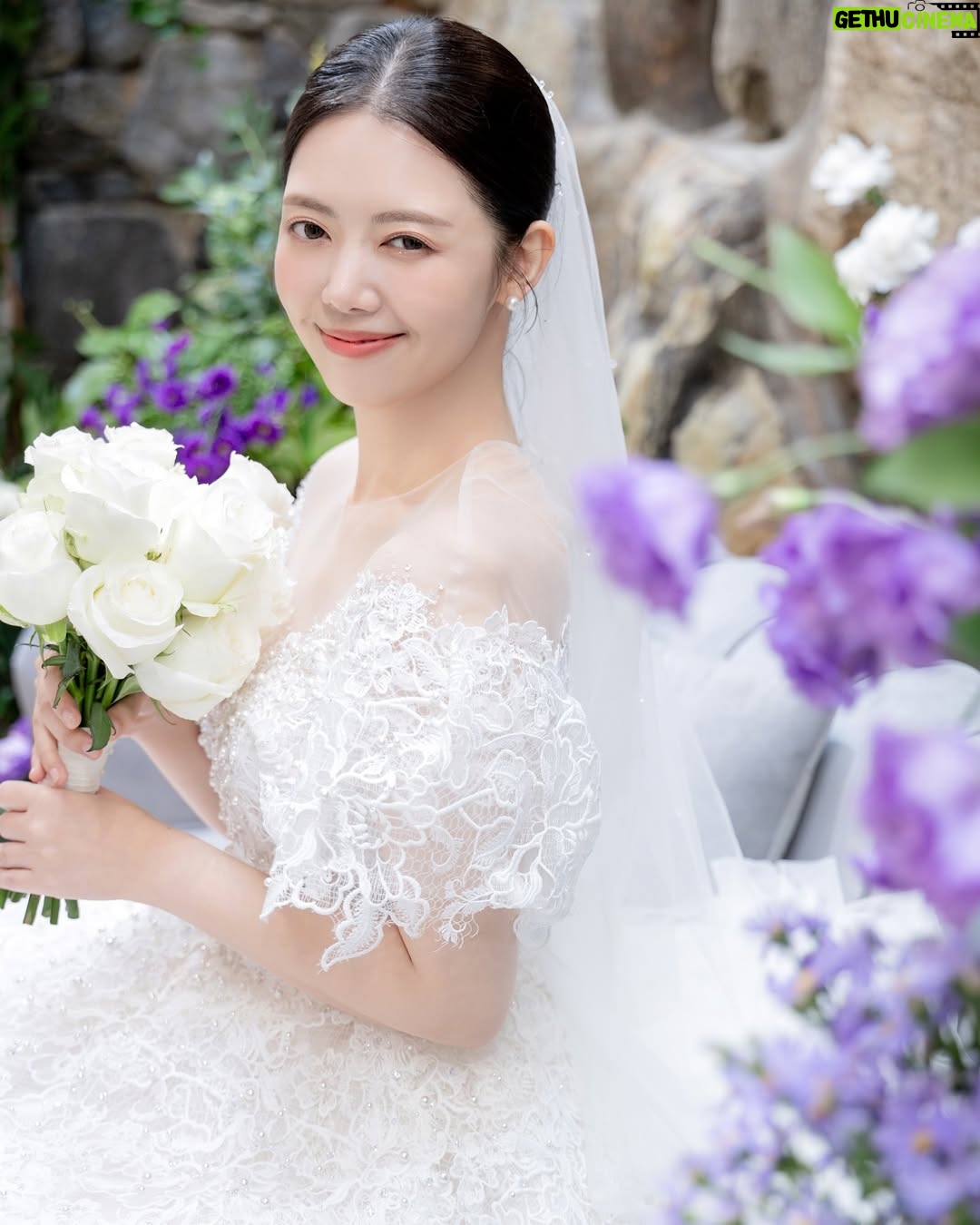 Chung Yoon-hye - 1.3K Likes - 결혼식 사진을 받았어요 ❤️
축하해주신 많은분들께 감사드리며 행복하게 잘 살겠습니다

🤵🏻 @jambro8686
H/M @moon.cw_ @makeup_u_jini
Dress @houseofamy_official 
Hanbok @hanboklynn 
Video @yourbroad 
Photo @ean_yoo 
Flower @_soffitto