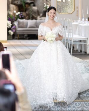 Chung Yoon-hye Instagram - 결혼식 사진을 받았어요 ❤️
축하해주신 많은분들께 감사드리며 행복하게 잘 살겠습니다

🤵🏻 @jambro8686
H/M @moon.cw_ @makeup_u_jini
Dress @houseofamy_official 
Hanbok @hanboklynn 
Video @yourbroad 
Photo @ean_yoo 
Flower @_soffitto