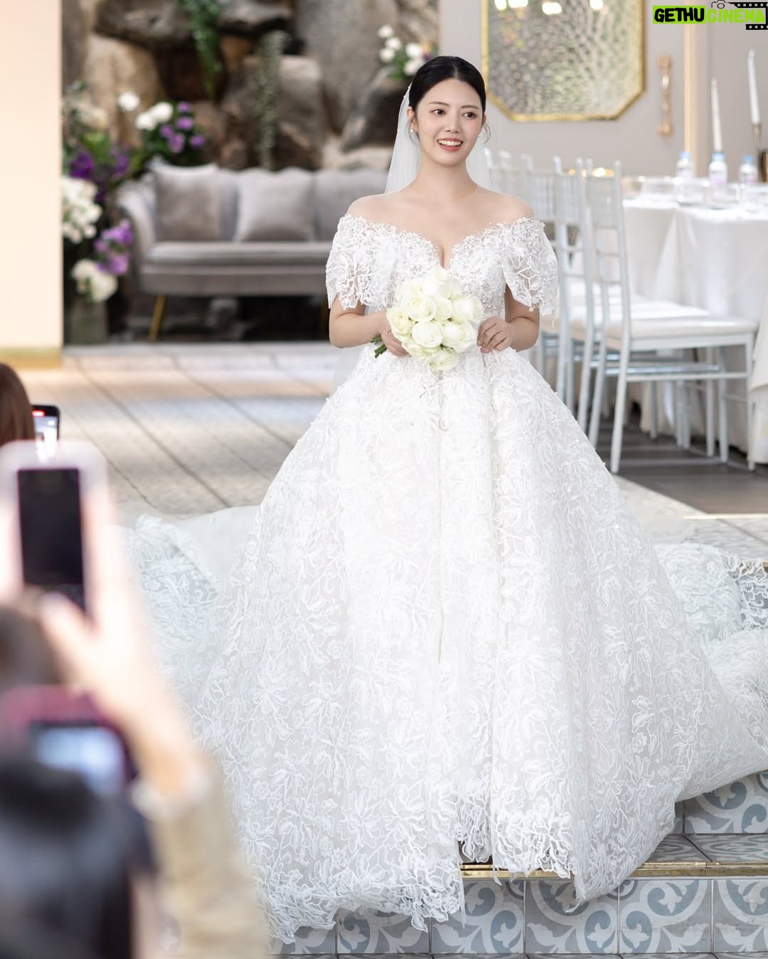 Chung Yoon-hye - 1.3K Likes - 결혼식 사진을 받았어요 ❤️
축하해주신 많은분들께 감사드리며 행복하게 잘 살겠습니다

🤵🏻 @jambro8686
H/M @moon.cw_ @makeup_u_jini
Dress @houseofamy_official 
Hanbok @hanboklynn 
Video @yourbroad 
Photo @ean_yoo 
Flower @_soffitto