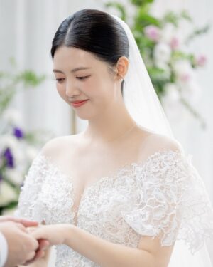Chung Yoon-hye Instagram - 결혼식 사진을 받았어요 ❤️
축하해주신 많은분들께 감사드리며 행복하게 잘 살겠습니다

🤵🏻 @jambro8686
H/M @moon.cw_ @makeup_u_jini
Dress @houseofamy_official 
Hanbok @hanboklynn 
Video @yourbroad 
Photo @ean_yoo 
Flower @_soffitto