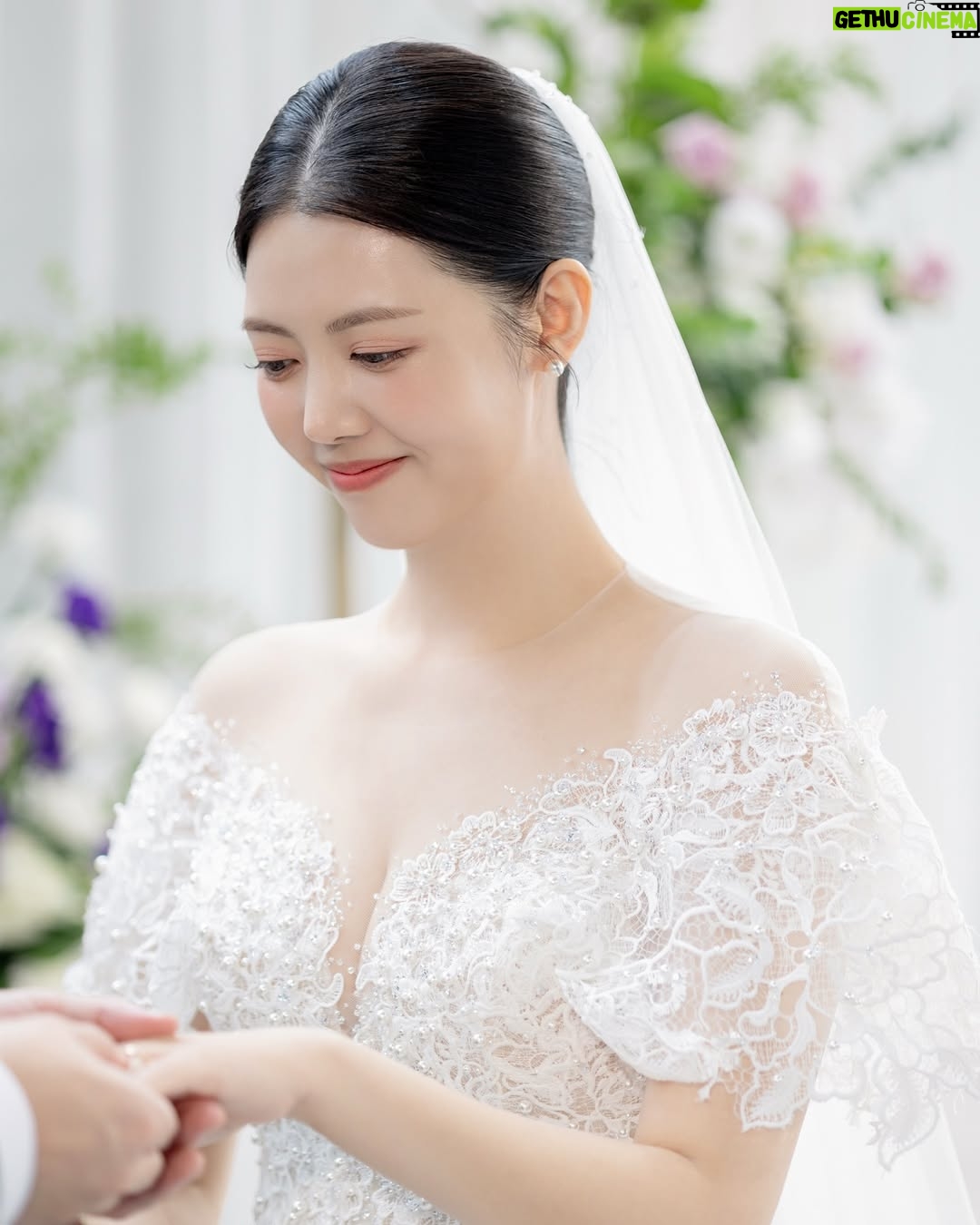 Chung Yoon-hye - 1.3K Likes - 결혼식 사진을 받았어요 ❤️
축하해주신 많은분들께 감사드리며 행복하게 잘 살겠습니다

🤵🏻 @jambro8686
H/M @moon.cw_ @makeup_u_jini
Dress @houseofamy_official 
Hanbok @hanboklynn 
Video @yourbroad 
Photo @ean_yoo 
Flower @_soffitto