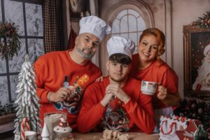 Cindy Sander Instagram - Jour 1 de l’Avent ✨🍪 Les préparatifs commencent : biscuits, rires et chocolat chaud en famille.Prêts pour 24 jours de magie ? 🎄❤️
📸 Merci à notre photographe @lauram.photographie d’avoir capturé ces moments. 
coiffure @morgante_marion 
Make up @anais.makeup_artist 

#Avent #Noël #PréparatifsDeNoël #Baking #Famille #CalendrierDeLAvent