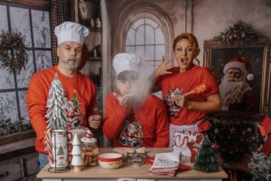 Cindy Sander Instagram - Jour 1 de l’Avent ✨🍪 Les préparatifs commencent : biscuits, rires et chocolat chaud en famille.Prêts pour 24 jours de magie ? 🎄❤️
📸 Merci à notre photographe @lauram.photographie d’avoir capturé ces moments. 
coiffure @morgante_marion 
Make up @anais.makeup_artist 

#Avent #Noël #PréparatifsDeNoël #Baking #Famille #CalendrierDeLAvent
