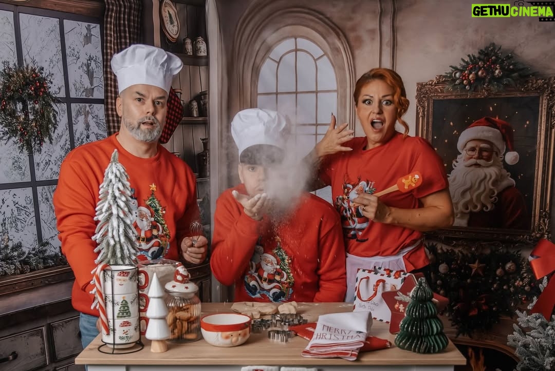 Cindy Sander - 1.2K Likes - Jour 1 de l’Avent ✨🍪 Les préparatifs commencent : biscuits, rires et chocolat chaud en famille.Prêts pour 24 jours de magie ? 🎄❤️
📸 Merci à notre photographe @lauram.photographie d’avoir capturé ces moments. 
coiffure @morgante_marion 
Make up @anais.makeup_artist 

#Avent #Noël #PréparatifsDeNoël #Baking #Famille #CalendrierDeLAvent