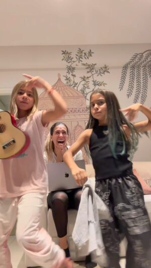 Cinthia Fernández Instagram - Caí como la mejor 🤣🤣 .
Mamá vos quédate trabajando ahí que vamos a grabar un video y te necesitamos en el medio 🤦♀️
.
ESTOY LOCA , pero algo aprendieron . “Hay que ayudar a mamá, hacer la cama, levantar los platos …”🤣🤣🤣🤣🤣🤣
.
Confirmen las pica-cesos🙋♀️