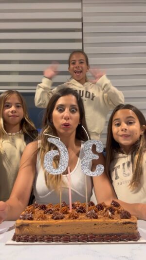 Cinthia Fernández Instagram - LOS AÑOS PASAN VOLANDO 🤣🤣
.
Y pasan cosas 🤪 FELIZ CUMPLEAÑOS A MI . Mi mayor regalo MI FAMILIA ❤️
.
Pd les deje regalitos en las historias y mañana entre los comentarios de hoy y ayer voy a elegir mimos para algunos de mis seguidores. Los leo y adoro ! Me voy a festejar chauuuuu