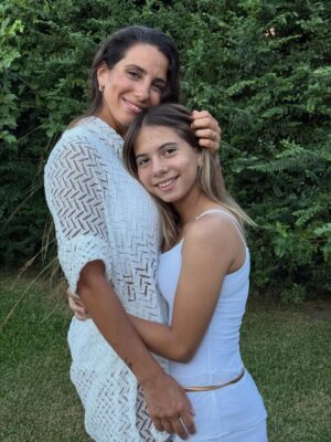 Cinthia Fernández Instagram - Feliz añooooo!!!!! Por un año mejor que el que se fue!!!
.
Fue un año de muchos cambios, desafíos, de cosas buenas y otras no tanto ; pero todos son pasos constructores y maestros en esta vida.
Brindo por EL AMOR, LA FAMILIA , Y LA SALUD, para que sean lo más eternos que se puedan 💗♾️.
Voy por todas las metas que me puse, no conozco otra manera de empujar, de seguir, de progresar. Nunca hay que dejar de soñar.
.
Pd: si se me va la fiaca les hago resumen despedida del 2025 😂😂😂 pero me está costando jajajaja
SIMPLEMENTE GRACIAS