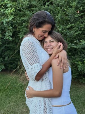 Cinthia Fernández Instagram - Feliz añooooo!!!!! Por un año mejor que el que se fue!!!
.
Fue un año de muchos cambios, desafíos, de cosas buenas y otras no tanto ; pero todos son pasos constructores y maestros en esta vida.
Brindo por EL AMOR, LA FAMILIA , Y LA SALUD, para que sean lo más eternos que se puedan 💗♾️.
Voy por todas las metas que me puse, no conozco otra manera de empujar, de seguir, de progresar. Nunca hay que dejar de soñar.
.
Pd: si se me va la fiaca les hago resumen despedida del 2025 😂😂😂 pero me está costando jajajaja
SIMPLEMENTE GRACIAS