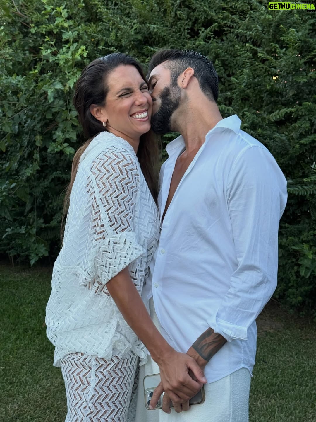 Cinthia Fernández - 34.3K Likes - Feliz añooooo!!!!! Por un año mejor que el que se fue!!!
.
Fue un año de muchos cambios, desafíos, de cosas buenas y otras no tanto ; pero todos son pasos constructores y maestros en esta vida.
 
Brindo por EL AMOR, LA FAMILIA , Y LA SALUD, para que sean lo más eternos que se puedan 💗♾️.
Voy por todas las metas que me puse, no conozco otra manera de empujar, de seguir, de progresar. Nunca hay que dejar de soñar. 
.
Pd: si se me va la fiaca les hago resumen despedida del 2025 😂😂😂 pero me está costando jajajaja 
SIMPLEMENTE GRACIAS