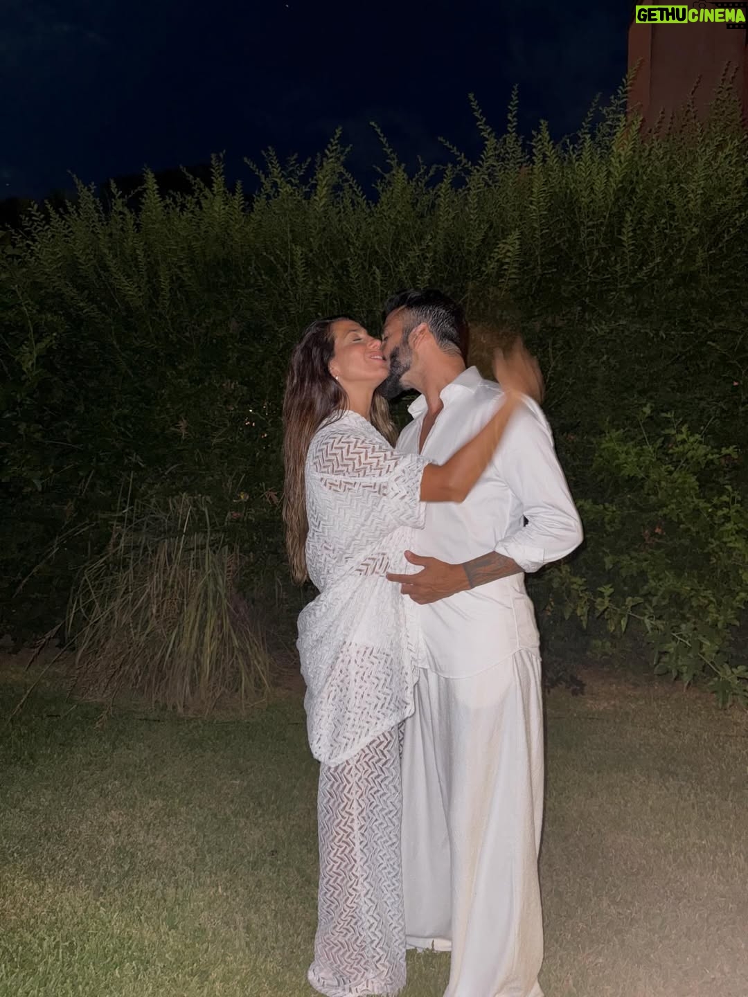 Cinthia Fernández - 34.3K Likes - Feliz añooooo!!!!! Por un año mejor que el que se fue!!!
.
Fue un año de muchos cambios, desafíos, de cosas buenas y otras no tanto ; pero todos son pasos constructores y maestros en esta vida.
 
Brindo por EL AMOR, LA FAMILIA , Y LA SALUD, para que sean lo más eternos que se puedan 💗♾️.
Voy por todas las metas que me puse, no conozco otra manera de empujar, de seguir, de progresar. Nunca hay que dejar de soñar. 
.
Pd: si se me va la fiaca les hago resumen despedida del 2025 😂😂😂 pero me está costando jajajaja 
SIMPLEMENTE GRACIAS
