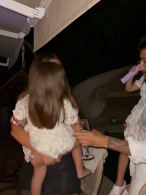 Cinthia Fernández Instagram - Feliz añooooo!!!!! Por un año mejor que el que se fue!!!
.
Fue un año de muchos cambios, desafíos, de cosas buenas y otras no tanto ; pero todos son pasos constructores y maestros en esta vida.
Brindo por EL AMOR, LA FAMILIA , Y LA SALUD, para que sean lo más eternos que se puedan 💗♾️.
Voy por todas las metas que me puse, no conozco otra manera de empujar, de seguir, de progresar. Nunca hay que dejar de soñar.
.
Pd: si se me va la fiaca les hago resumen despedida del 2025 😂😂😂 pero me está costando jajajaja
SIMPLEMENTE GRACIAS