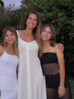Cinthia Fernández Instagram - FELIZ NAVIDAD a todos ♥️🎁🎄!
.
Y esta fue Mi hermosa Navidad en familia💗
Pd:
Cómo fue la despedida de Papá a Noel, la magia tenía que estar intacta. Miren el último video 😱 … como y que ? les regalamos a las princesas de la casa. Notición , van a quedar así 😮😮😮😮