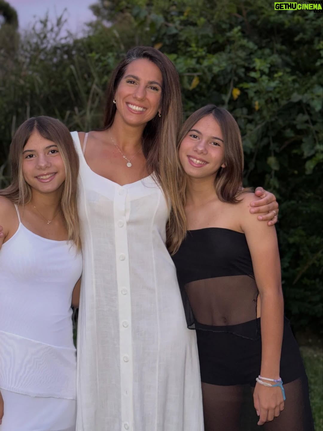 Cinthia Fernández - 106.6K Likes - FELIZ NAVIDAD a todos ♥️🎁🎄!

.
Y esta fue Mi hermosa Navidad en familia💗

Pd:
Cómo fue la despedida de Papá a Noel, la magia tenía que estar intacta. Miren el último video 😱 … como y que ? les regalamos a las princesas de la casa. Notición , van a quedar así 😮😮😮😮