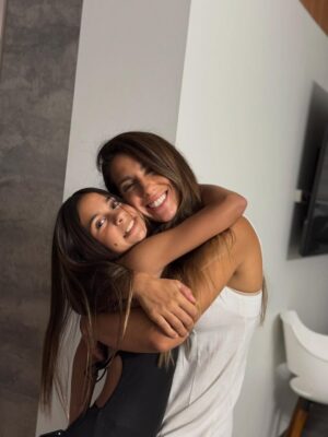 Cinthia Fernández Instagram - FELIZ NAVIDAD a todos ♥️🎁🎄!
.
Y esta fue Mi hermosa Navidad en familia💗
Pd:
Cómo fue la despedida de Papá a Noel, la magia tenía que estar intacta. Miren el último video 😱 … como y que ? les regalamos a las princesas de la casa. Notición , van a quedar así 😮😮😮😮