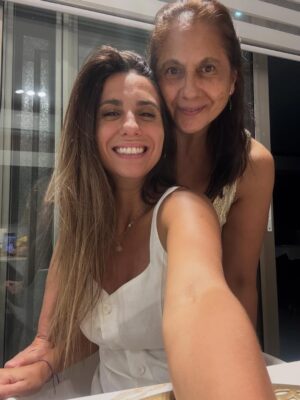 Cinthia Fernández Instagram - FELIZ NAVIDAD a todos ♥️🎁🎄!
.
Y esta fue Mi hermosa Navidad en familia💗
Pd:
Cómo fue la despedida de Papá a Noel, la magia tenía que estar intacta. Miren el último video 😱 … como y que ? les regalamos a las princesas de la casa. Notición , van a quedar así 😮😮😮😮