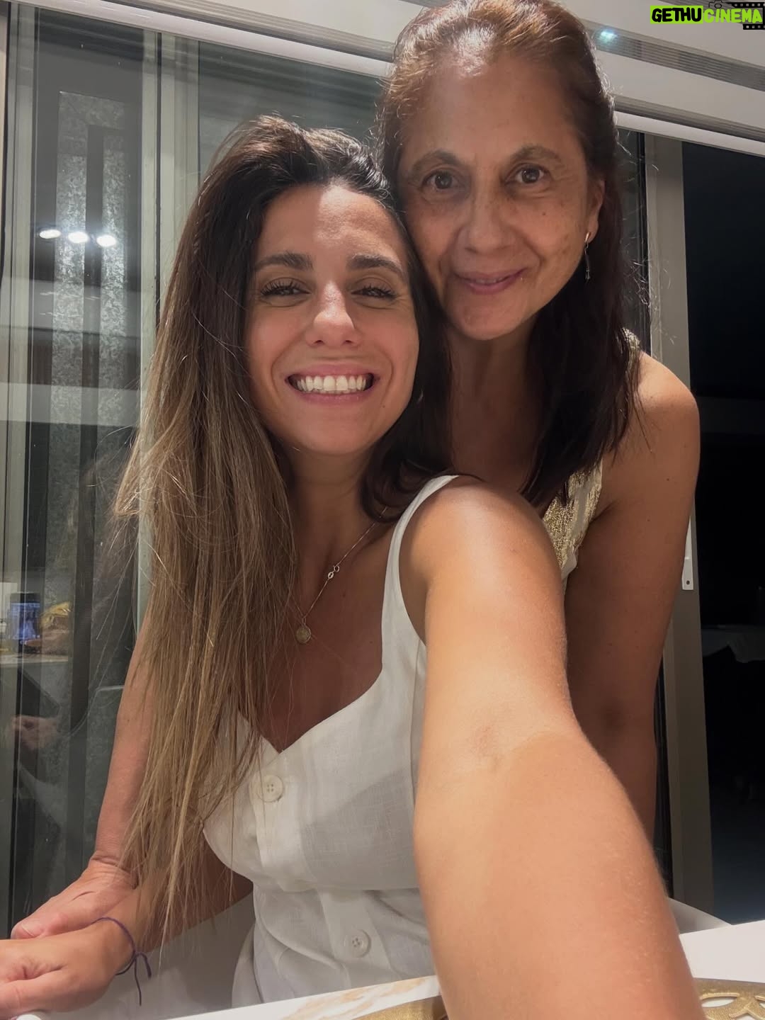 Cinthia Fernández - 106.6K Likes - FELIZ NAVIDAD a todos ♥️🎁🎄!

.
Y esta fue Mi hermosa Navidad en familia💗

Pd:
Cómo fue la despedida de Papá a Noel, la magia tenía que estar intacta. Miren el último video 😱 … como y que ? les regalamos a las princesas de la casa. Notición , van a quedar así 😮😮😮😮