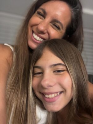 Cinthia Fernández Instagram - FELIZ NAVIDAD a todos ♥️🎁🎄!
.
Y esta fue Mi hermosa Navidad en familia💗
Pd:
Cómo fue la despedida de Papá a Noel, la magia tenía que estar intacta. Miren el último video 😱 … como y que ? les regalamos a las princesas de la casa. Notición , van a quedar así 😮😮😮😮