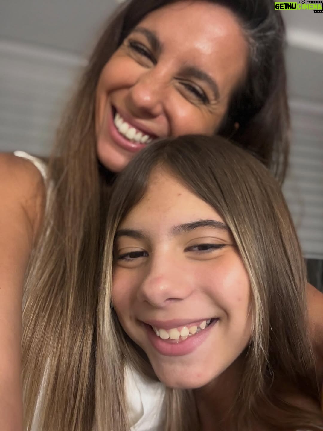 Cinthia Fernández - 106.6K Likes - FELIZ NAVIDAD a todos ♥️🎁🎄!

.
Y esta fue Mi hermosa Navidad en familia💗

Pd:
Cómo fue la despedida de Papá a Noel, la magia tenía que estar intacta. Miren el último video 😱 … como y que ? les regalamos a las princesas de la casa. Notición , van a quedar así 😮😮😮😮