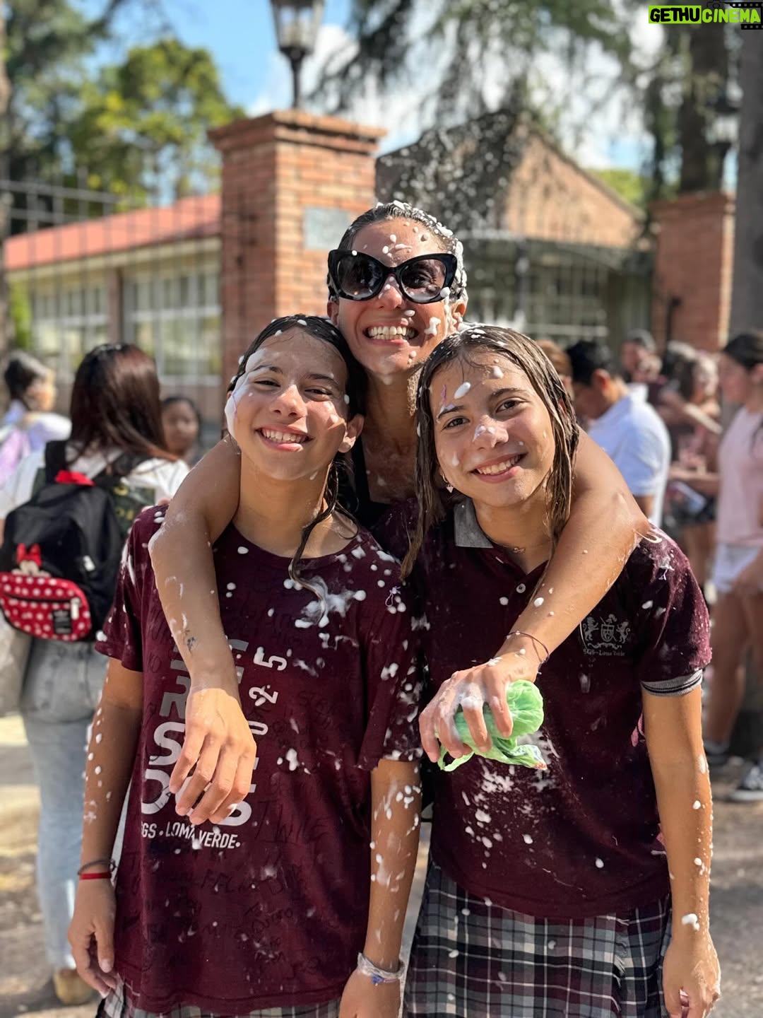 Cinthia Fernández - 61.3K Likes - Feliz nueva etapa mis amores 👯‍♂️🥹😭….
Pensar que ayer las llevaba a la puerta de al lado y entraban a  jardín con sus mochilitas chiquitas, pero más grande que ustedes, pasábamos horas de adaptación y yo moqueaba para que pasen rápido y volver a verlas. Fue solo una cuestión de segundos, pestañear y verlas salir por la puerta de primaria por última vez. Ahora entiendo porque decían que crecen muy rápido y que había que disfrutar lo máximo posible… en verdad cada vez se suelta más la mano, cada vez las extraño más, es inevitable, quisiera decirles paren de crecer pero …. A secar las lágrimas y seguir viéndolas convertirse en mis mujercitas preciosas, que siempre serán MIS BEBS .

Las amo y estoy muy orgullosa de lo buenas hijas que son y el cariño que irradian y que sienten por ustedes todas las personas que las concen.  Me siento orgullosa de ser su mamá ♥️ a seguir creciendo mis amores, esto recién empieza 😭