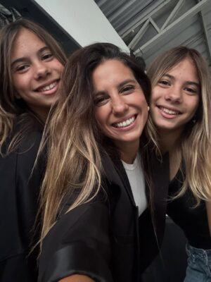 Cinthia Fernández Instagram - ADIÓS PRIMARIA❤️👯♂️! Fiesta de Egresados!!
.
Las amo bebés y aunque cada vez tengo que soltar un poco más la mano, siempre voy a estar acompañándolas. Gracias por lo hermosas hijas que son, estoy muy orgullosa de ustedes.
Cada esfuerzo vale la pena. Éxito en esta nueva etapa, donde volteen siempre me van a encontrar