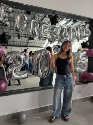 Cinthia Fernández Instagram - ADIÓS PRIMARIA❤️👯♂️! Fiesta de Egresados!!
.
Las amo bebés y aunque cada vez tengo que soltar un poco más la mano, siempre voy a estar acompañándolas. Gracias por lo hermosas hijas que son, estoy muy orgullosa de ustedes.
Cada esfuerzo vale la pena. Éxito en esta nueva etapa, donde volteen siempre me van a encontrar