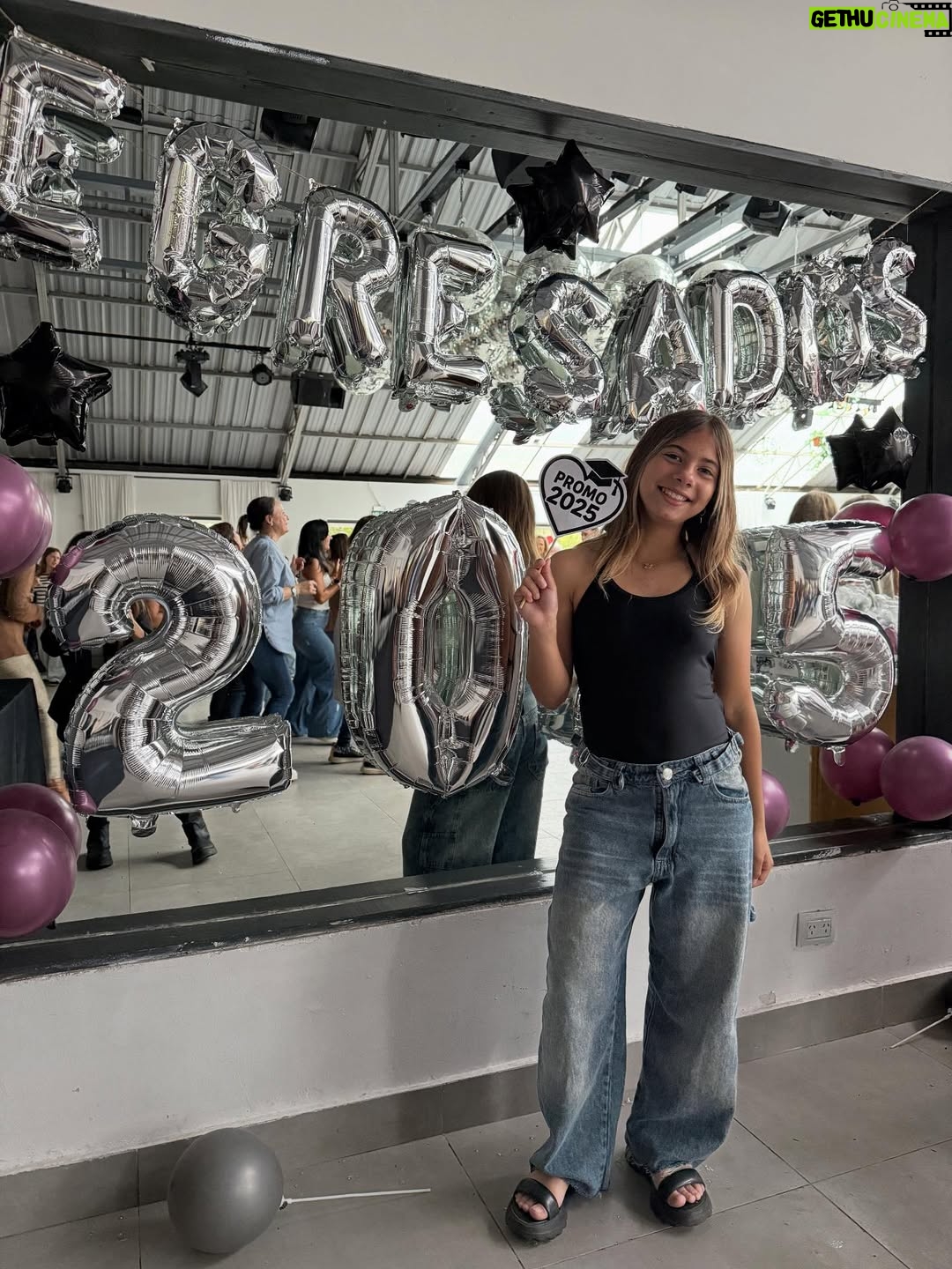Cinthia Fernández - 66.7K Likes - ADIÓS PRIMARIA❤️👯‍♂️! Fiesta de Egresados!!
.
Las amo bebés y aunque cada vez tengo que soltar un poco más la mano, siempre voy a estar acompañándolas. Gracias por lo hermosas hijas que son, estoy muy orgullosa de ustedes. 

Cada esfuerzo vale la pena. Éxito en esta nueva etapa, donde volteen siempre me van a encontrar