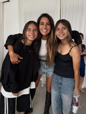 Cinthia Fernández Instagram - ADIÓS PRIMARIA❤️👯♂️! Fiesta de Egresados!!
.
Las amo bebés y aunque cada vez tengo que soltar un poco más la mano, siempre voy a estar acompañándolas. Gracias por lo hermosas hijas que son, estoy muy orgullosa de ustedes.
Cada esfuerzo vale la pena. Éxito en esta nueva etapa, donde volteen siempre me van a encontrar