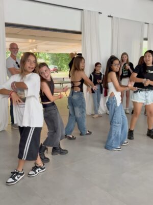 Cinthia Fernández Instagram - ADIÓS PRIMARIA❤️👯♂️! Fiesta de Egresados!!
.
Las amo bebés y aunque cada vez tengo que soltar un poco más la mano, siempre voy a estar acompañándolas. Gracias por lo hermosas hijas que son, estoy muy orgullosa de ustedes.
Cada esfuerzo vale la pena. Éxito en esta nueva etapa, donde volteen siempre me van a encontrar